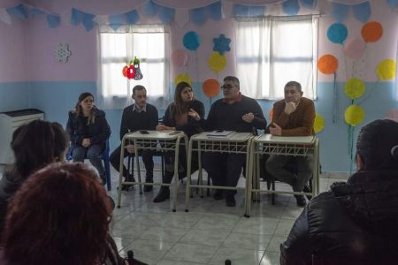 Imagen extraida de: https://noticias.santacruz.gob.ar/gestion/educacion/item/28235-se-brindo-una-charla-informativa-sobre-el-colegio-provincial-de-educacion-secundaria-n-1