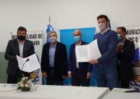 Firma de convenios con las localidades de Pico Truncado y Caleta Olivia