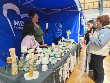 El Mercado de la Economía Comunitaria en Puerto Santa Cruz convocó a productores locales y regionales, artistas, vecinos y vecinas.