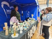 El Mercado de la Economía Comunitaria en Puerto Santa Cruz convocó a productores locales y regionales, artistas, vecinos y vecinas.