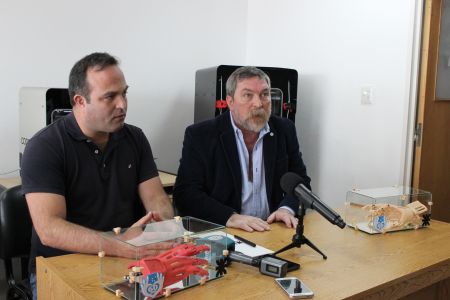 Directivos del HRRG y la UTN mostraron los primeros prototipos de prótesis 3d