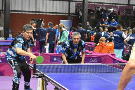 Adultos mayores del equipo de tenis de mesa. 