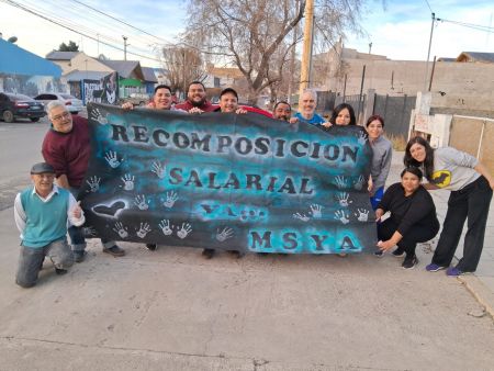 El grupo de manifestantes que arribó ayer al Ministerio de Salud y Ambiente. 