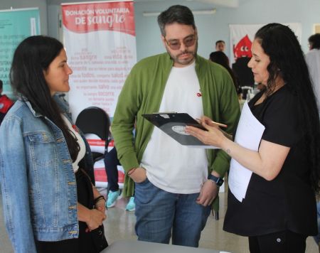 La ministra de Gobierno, Belén Elmiger participó de la colecta de sangre junto al director Ejecutivo del HRRG, Gastón Flores.