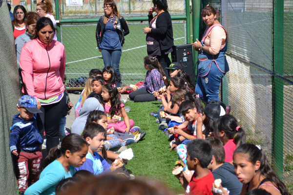 Niñas y niños que concurren al Asher Aike y al Manuelita participan de actividades recreativas en la cancha del Boxing