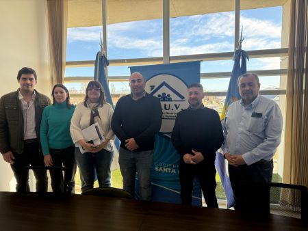 Autoridades provinciales junto al comisionado Tomas Cabral. 