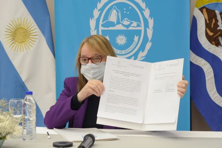 La Gobernadora Alicia Kirchner firmó el convenio para la implementación de programas nacionales en la provincia