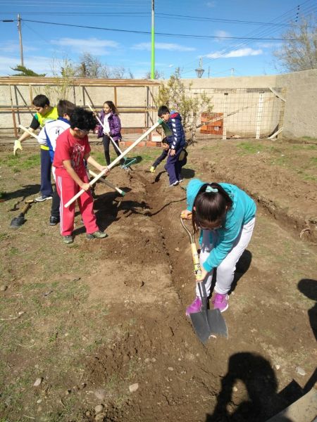 Impulsan taller de huerta escolar comunitaria en la EPP Nº 3 de Las Heras