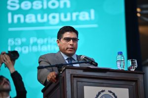 Claudio Vidal, gobernador de Santa Cruz, dirige su mensaje a la comunidad de la provincia. 