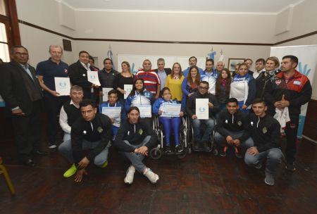 Reconocimiento a deportistas y fortalecimiento de clubes deportivos en Santa Cruz