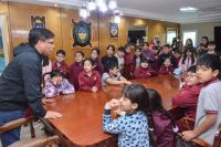 Los alumnos de cuarto grado con el gobernador Claudio Vidal.