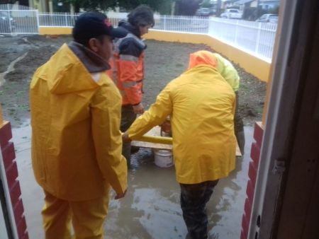 Protección Civil y Policía asistieron a los vecinos afectados por las precipitaciones