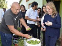 La gobernadora visitó a emprendedores de Los Antiguos