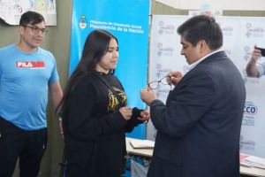 Continúa la entrega de anteojos a niñas y niños santacruceños de forma gratuita