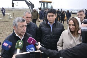 Visita al predio donde se instala un parque solar en Río Gallegos. 