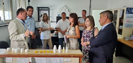 Autoridades de Santa Cruz visitaron la fábrica municipal de medicamentos