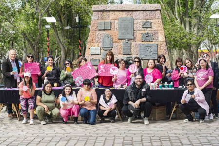 La Plaza San Martín se tiñó de rosa para promover la prevención del cáncer de mama