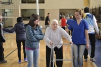 Más de 80 personas adultas mayores comenzaron clases de educación física