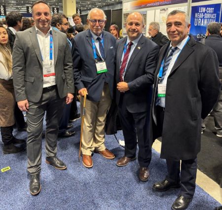 Santa Cruz se posiciona en PDAC con la inauguración del stand de FOMICRUZ