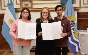 Estudiantes parlamentarios dialogaron con la gobernadora en el Salón Blanco