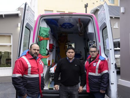 Claudio Vidal entregó nuevas ambulancias a Puerto Santa Cruz y Gobernador Gregores