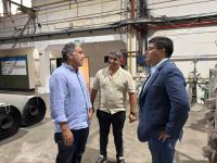 José Vargas junto al gobernador Claudio Vidal y al titular de la empresa que fabricó el césped sintético para la cancha del club.