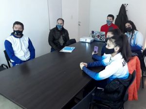 Entrega de informe sobre evaluaciones físicas a las patinadoras de la selección nacional