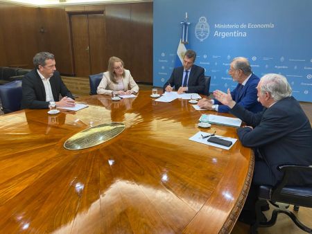 El encuentro se concretó en la sede el Ministerio de Economía de Nación. 