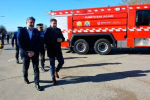 El Gobierno de Santa Cruz entregó una autobomba 0 km a Puerto San Julián