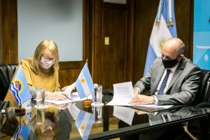 Alicia firmó convenios para obras en terminales, puerto y aeropuertos en Santa Cruz