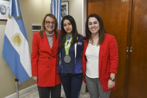 La Gobernadora junto a la deportista y la Ministra de Desarrollo Social.