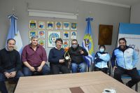 El Club Río Gallegos de básquet adaptado entregó reconocimiento y trofeo al ministro Ferreyra