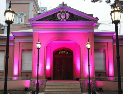 Iluminación rosa y abrazo simbólico para concientizar sobre el cáncer de mama