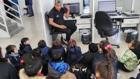 Los niños y niñas pudieron conocer las instalaciones del organismo, interiorizarse sobre el proceso de emisión del DNI, visitar el archivo general y observar un acta de nacimiento. 