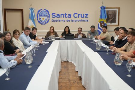 El Gobierno reunió a gremios, empresas y municipios para fortalecer la temporada de langostino y defender el trabajo portuario