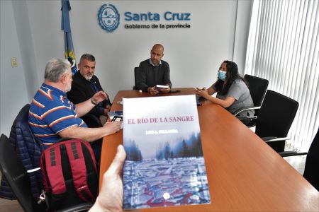 Escritor santacruceño obsequió “El río de la sangre” a la biblioteca de la Casa de Santa Cruz