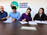 El presidente del Consejo Agrario Provincial (CAP), Hugo Garay, y la titular de la Fundación Anfibia Chaltén, Evangelina Vettese en la firma del convenio