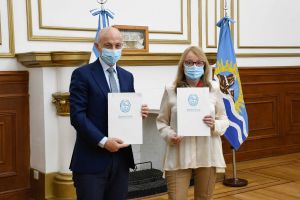 Alicia firmó un convenio marco para el impulso de la obra pública en Caleta Olivia