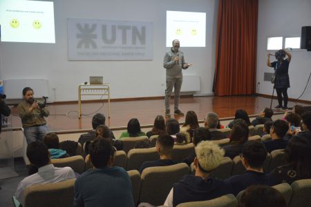 Diego Golombek brindó una charla a estudiantes de la Escuela Industrial de Procesos Energéticos