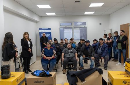 El Consejo Provincial de Educación realizó la entrega de indumentaria técnica al personal.