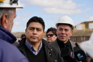 El gobernador Claudio Vidal junto al jefe de Gabinete de Ministros, Daniel Álvarez, en Caleta Paula