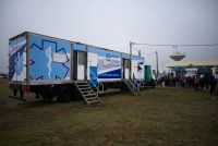 Salud y Registro Civil acompañaron la entrega de pescado en el barrio San Benito