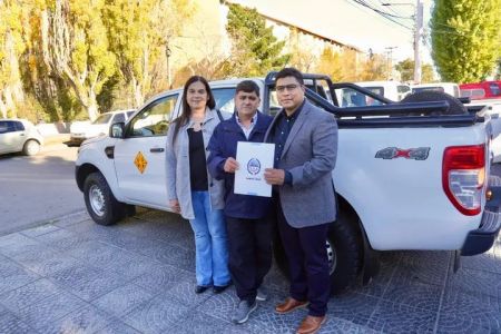 El Gobernador entregó vehículos para  Tres Lagos.