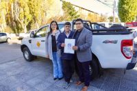 El Gobernador entregó vehículos para  Tres Lagos.