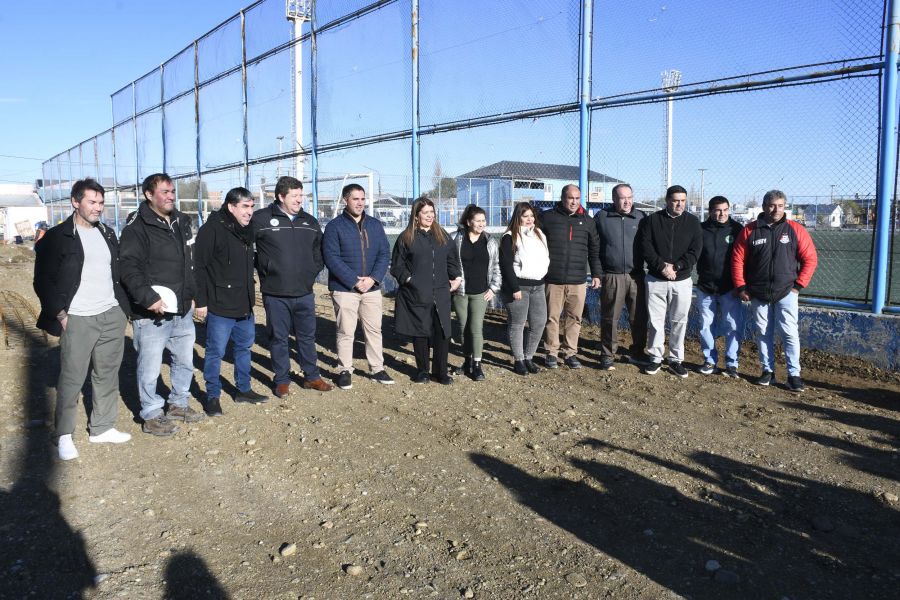 Autoridades Provinciales recorrieron la obra para la Liga de Fútbol de los Barrios