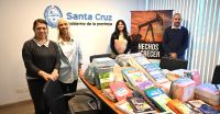 Entregaron libros y material pedagógico a la Casa de Santa Cruz