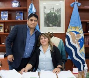 El gobernador Claudio Vidal junto a la intendenta Carina Bosso.