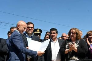 El Gobierno de Santa Cruz entregó una nueva autobomba a Caleta Olivia