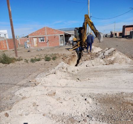 Trabajos en Pico Truncado, las máquinas de SPSE, ya comenzaron con la excavación. 