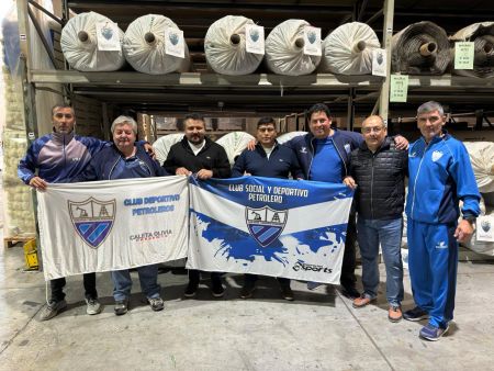 Claudio Vidal y Pablo Carrizo entregaron una nueva cancha sintética para el Club Petrolero de Caleta Olivia